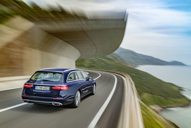 No lançamento o Classe E Estate vai estar disponível com uma gama composta por três motores, um diesel e dois a gasolina No lançamento o Classe E Estate vai estar disponível com uma gama composta por três motores, um diesel e dois a gasolina