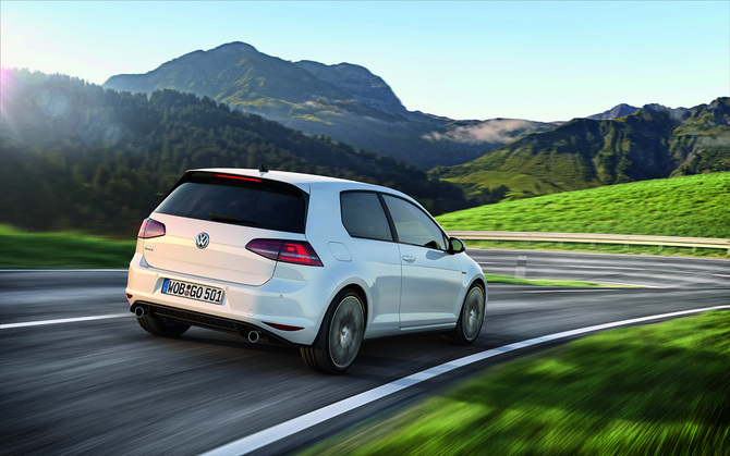 Volkswagen acrescentou um spoiler, soleiras laterais e um difusor traseiro Volkswagen acrescentou um spoiler, soleiras laterais e um difusor traseiro
