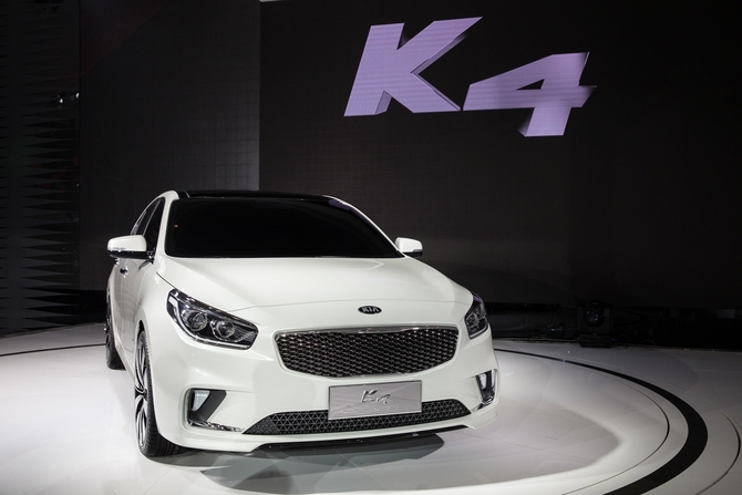 The front design of the large sedan is dominated by the central grille flanked by two large clusters of lighting The front design of the large sedan is dominated by the central grille flanked by two large clusters of lighting