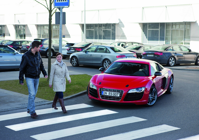 Como os motores dos carros elétricos não emitem praticamente ruído torna-se perigoso para os peões, que não os ouvem a aproximar Como os motores dos carros elétricos não emitem praticamente ruído torna-se perigoso para os peões, que não os ouvem a aproximar