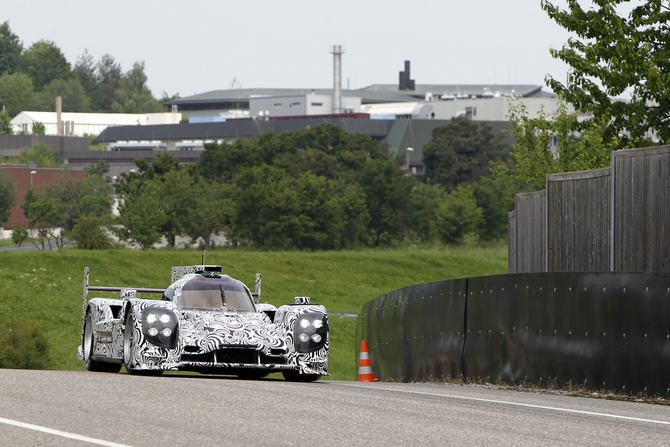 O carro parece bastante semelhante a outros carros de fábrica LMP1 O carro parece bastante semelhante a outros carros de fábrica LMP1
