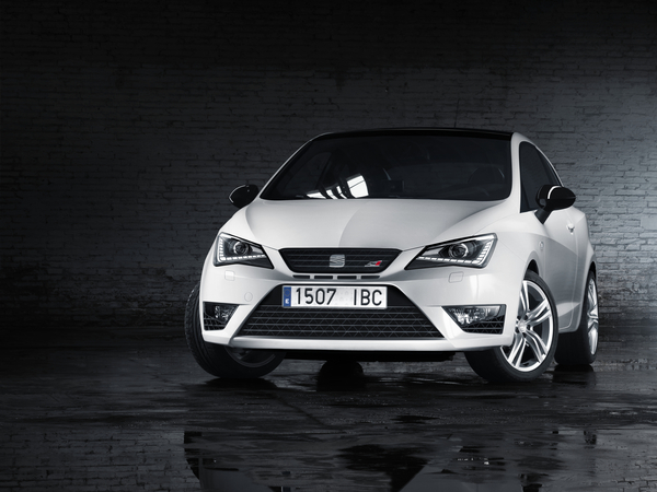 Linhas longas e retas e o minimalismo são características importantes do design do novo Ibiza Cupra Linhas longas e retas e o minimalismo são características importantes do design do novo Ibiza Cupra