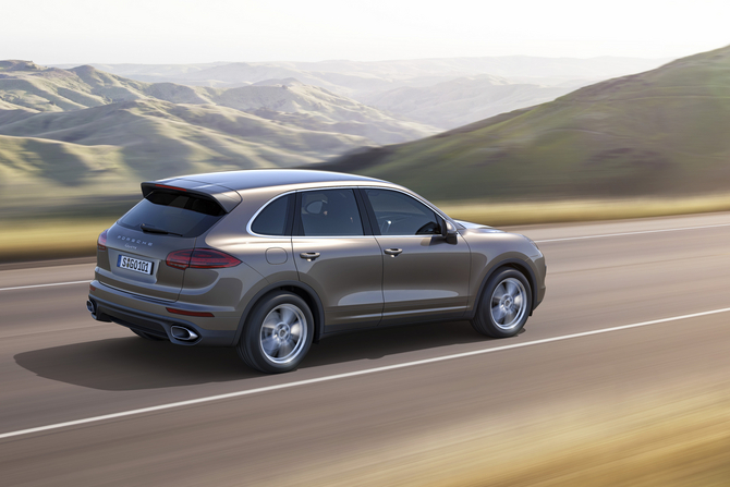 Equipa el motor V6 atmosférico de 3.6 litros, con 300 caballos de potencia con la nueva caja de cambios Tiptronic S de ocho velocidades Equipa el motor V6 atmosférico de 3.6 litros, con 300 caballos de potencia con la nueva caja de cambios Tiptronic S de ocho velocidades