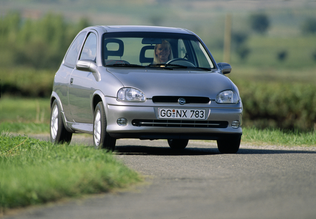 Comercializada entre 1993 e 2000 a segunda geração do Corsa vendeu 217.445 unidades Comercializada entre 1993 e 2000 a segunda geração do Corsa vendeu 217.445 unidades
