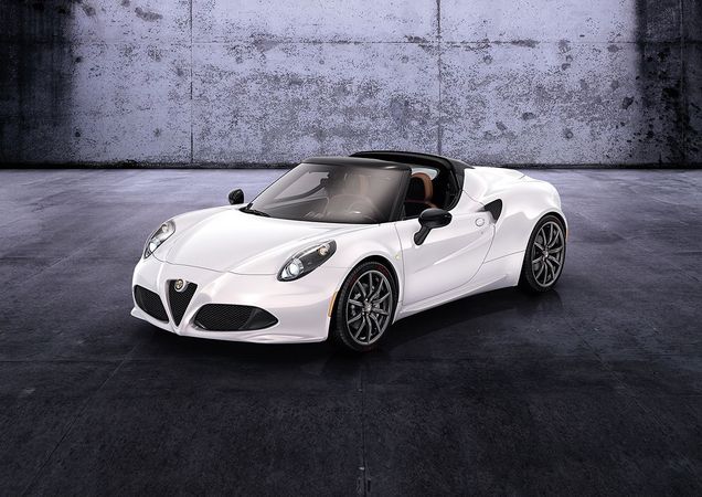 O carro tem um teto de lona, design dos faróis, jantes e escape diferentes dos do coupé O carro tem um teto de lona, design dos faróis, jantes e escape diferentes dos do coupé