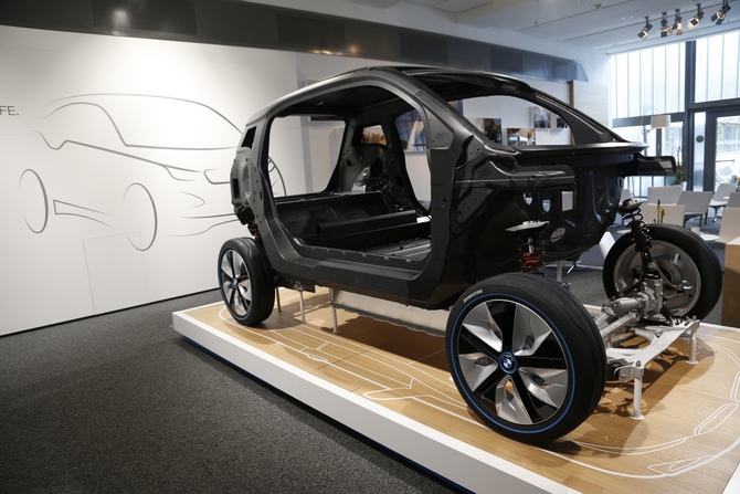 O i3 é o primeiro modelo produzido em massa com tanta quantidade de plástico reforçado de fibra de carbono O i3 é o primeiro modelo produzido em massa com tanta quantidade de plástico reforçado de fibra de carbono