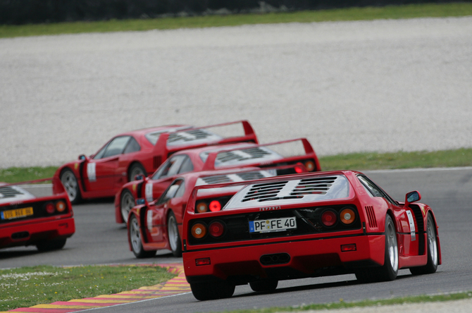 O F40 é atualmente um supercarro com tecnologia de corrida personalizada para a estrada O F40 é atualmente um supercarro com tecnologia de corrida personalizada para a estrada