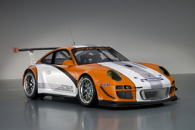 Nos últimos anos a Porsche tem realizado diversos testes com uma versão GT do 911 Nos últimos anos a Porsche tem realizado diversos testes com uma versão GT do 911