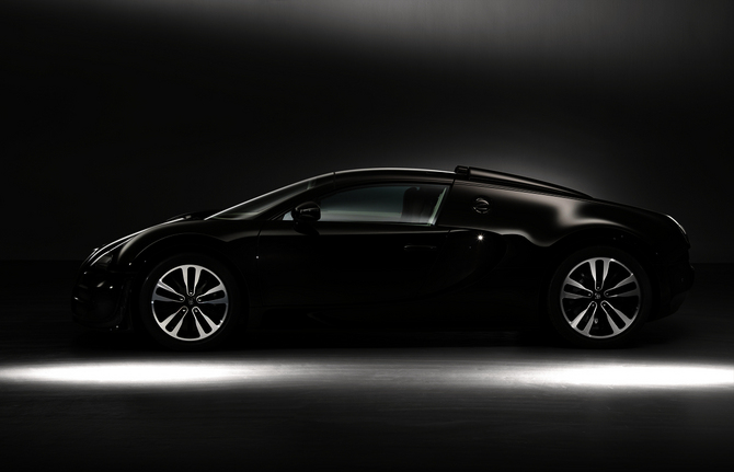 It is made from deep black carbon fiber on the exterior It is made from deep black carbon fiber on the exterior