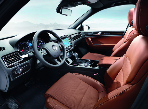 No interior, os carros da edição especial de aniversário recebem couro de Nappa de tom castanho âmbar No interior, os carros da edição especial de aniversário recebem couro de Nappa de tom castanho âmbar