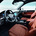 No interior, os carros da edição especial de aniversário recebem couro de Nappa de tom castanho âmbar