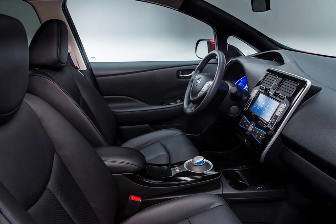 Nissan's Carwings system integrates the navigation, bluetooth and remote HVAC control Nissan's Carwings system integrates the navigation, bluetooth and remote HVAC control