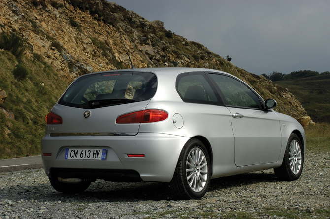Alfa Romeo 147 1.9 JTDm 8v 120cv Distinctive Alfa Romeo 147 1.9 JTDm 8v 120cv Distinctive