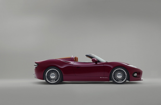 It uses a mid-mounted V6 with over 375hp It uses a mid-mounted V6 with over 375hp