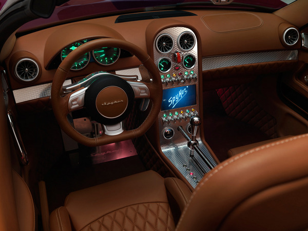 O interior mostra a tradicional qualidade de interiores da Spyker O interior mostra a tradicional qualidade de interiores da Spyker