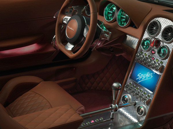 Apesar de ter uma caixa automática a Spyker continua a exibir a manete de velocidades Apesar de ter uma caixa automática a Spyker continua a exibir a manete de velocidades