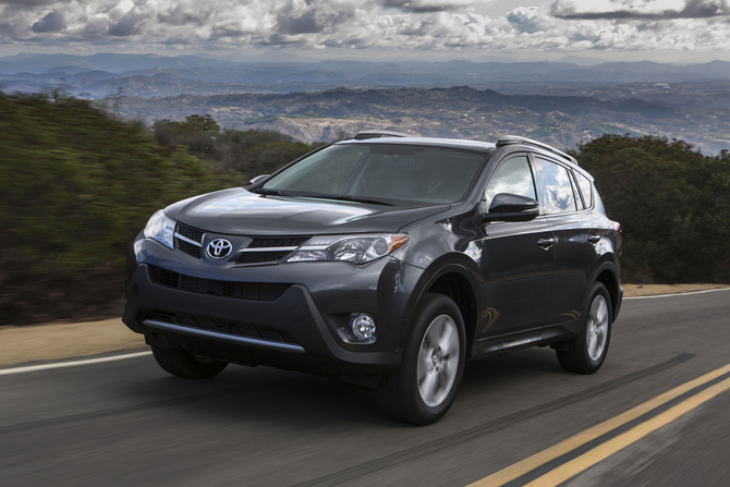 Apesar de poder parecer maior o Rav4 é mais curto e a distância entre eixos mantém-se inalterada Apesar de poder parecer maior o Rav4 é mais curto e a distância entre eixos mantém-se inalterada