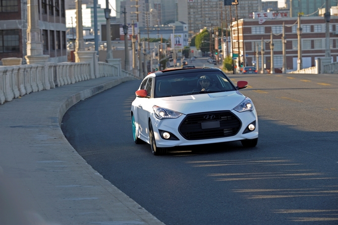 Na parte exterior é praticamente um Veloster normal Na parte exterior é praticamente um Veloster normal