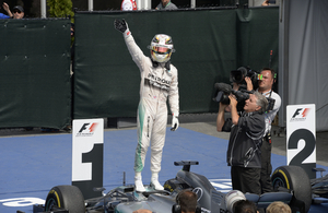 O britânico tem 17 pontos de vantagem sobre o companheiro de equipa Nico Rosberg