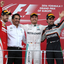 Sebastian Vettel e Sergio Pérez juntaram-se a Rosberg no pódio