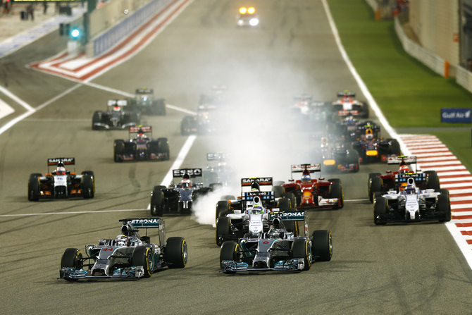 Hamilton ultrapassou Rosberg na partida e manteve a liderança até ao final Hamilton ultrapassou Rosberg na partida e manteve a liderança até ao final