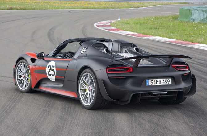 No modo Race a asa traseira sobe e extende-se para conceder downforce No modo Race a asa traseira sobe e extende-se para conceder downforce