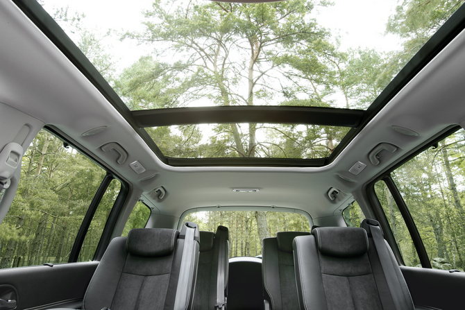 The large sunroof lets air into all 7 seats The large sunroof lets air into all 7 seats