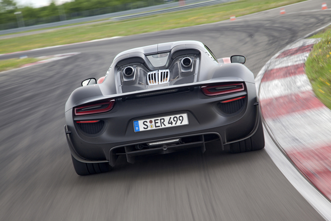 As saídas de escape no cimo do veículo são uma das principais inovações do 918 Spyder As saídas de escape no cimo do veículo são uma das principais inovações do 918 Spyder