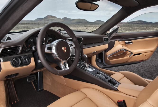 Das Interieur ist zweifarbig mit schwarzen Kontrasten Das Interieur ist zweifarbig mit schwarzen Kontrasten