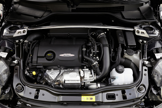 O motor foi muito modificado relativamente à versão standard para conseguir potência extra O motor foi muito modificado relativamente à versão standard para conseguir potência extra