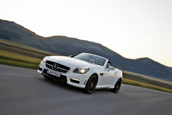 O SLK AMG pretende ser um descapotável mais pequeno e mais ágil do que o SL O SLK AMG pretende ser um descapotável mais pequeno e mais ágil do que o SL