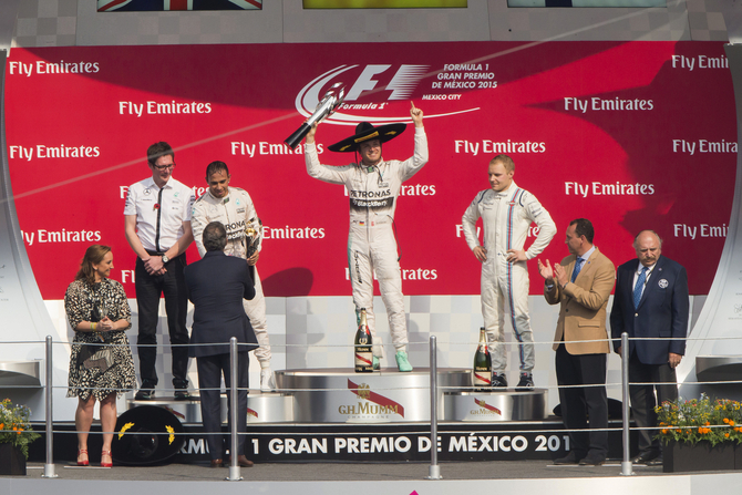 Lewis Hamilton e Valteri Bottas completaram o pódio Lewis Hamilton e Valteri Bottas completaram o pódio