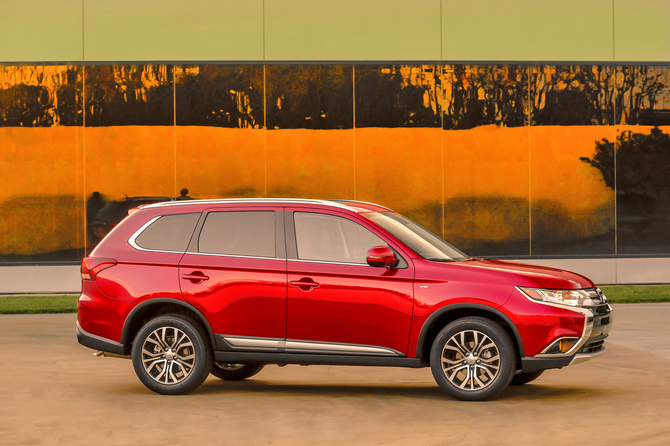 Mitsubishi introduced new LED headlights, 18-inch alloy wheels and new design details at the front and rear Mitsubishi introduced new LED headlights, 18-inch alloy wheels and new design details at the front and rear