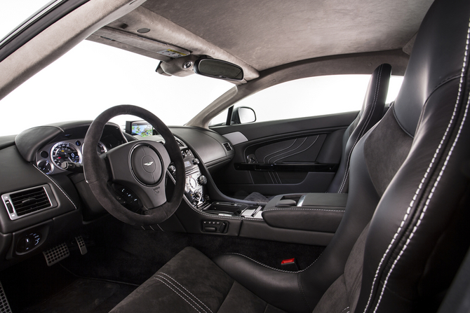 O interior recebe uma mistura de couro preto e de Alcantara preta O interior recebe uma mistura de couro preto e de Alcantara preta
