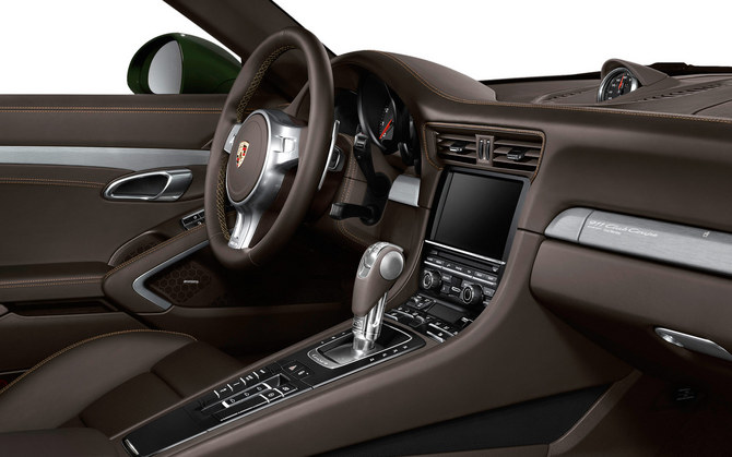 Doze das treze unidades produzidas serão sorteadas entre todos os membros de Clubes Porsche que façam uma encomenda Doze das treze unidades produzidas serão sorteadas entre todos os membros de Clubes Porsche que façam uma encomenda