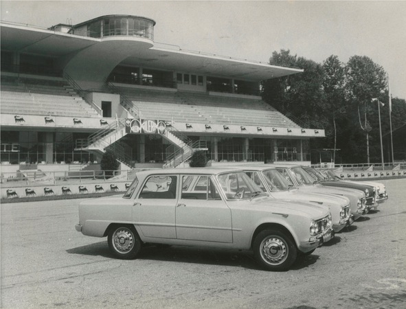 A primeira geração do modelo foi vendida até 1977 A primeira geração do modelo foi vendida até 1977