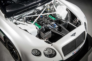 O motor é o mesmo twin-turbo V8 do carro de produção