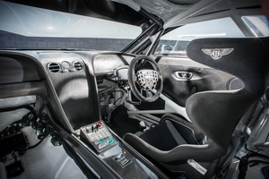 O interior é de couro e continua a ser colocado à mão pelos funcionários da Bentley