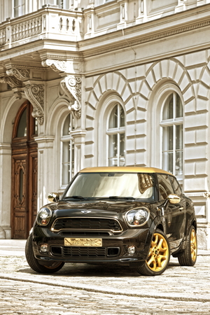 2013 trägt der MINI Paceman die kreative Handschrift des Modedesigners Roberto Cavalli 2013 trägt der MINI Paceman die kreative Handschrift des Modedesigners Roberto Cavalli