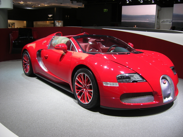 Infelizmente no passado a Bugatti tem lançado edições especiais que não eram mais do que versões com pinturas especiais Infelizmente no passado a Bugatti tem lançado edições especiais que não eram mais do que versões com pinturas especiais
