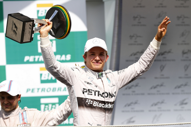 Rosberg pôs fim à série de cinco vitórias consecutivas de Lewis Hamilton Rosberg pôs fim à série de cinco vitórias consecutivas de Lewis Hamilton