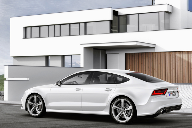 It sends 60% of the power to the rear It sends 60% of the power to the rear