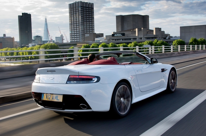 Roadster torna-se na versão mais potente do V12 Vantage Roadster torna-se na versão mais potente do V12 Vantage
