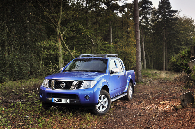 Nissan Navara 2.5 dCi 190hp 4x4 3,5T Double Cab XE Nissan Navara 2.5 dCi 190hp 4x4 3,5T Double Cab XE