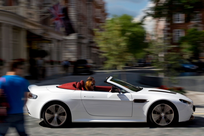 Roadster torna-se na versão mais potente do V12 Vantage Roadster torna-se na versão mais potente do V12 Vantage