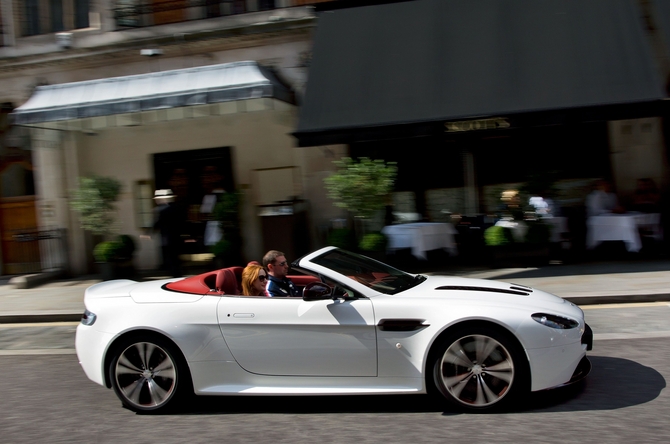 Roadster torna-se na versão mais potente do V12 Vantage Roadster torna-se na versão mais potente do V12 Vantage