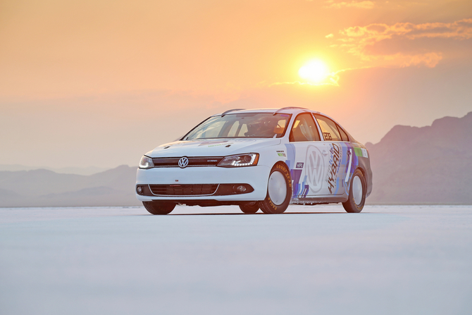 O Jetta modificado alcançou uma velocidade média durante as duas tentativas de 298,363 km/h O Jetta modificado alcançou uma velocidade média durante as duas tentativas de 298,363 km/h
