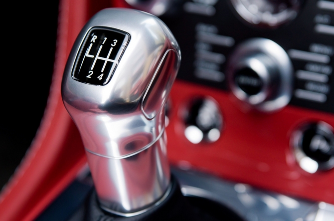 Tal como na versão Coupé, o motor do Roadster está combinado com uma caixa manual de seis velocidades Tal como na versão Coupé, o motor do Roadster está combinado com uma caixa manual de seis velocidades