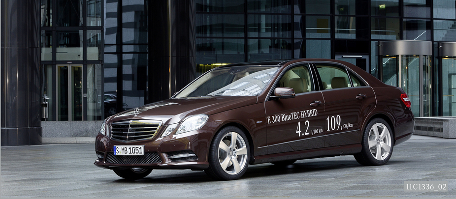 O Mercedes E300 Bluetec Hybrid produz 109g/km de CO2 a partir de um motor híbrido a gasóleo