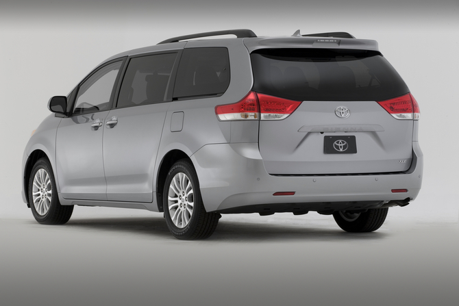 Toyota Sienna XLE FWD Toyota Sienna XLE FWD